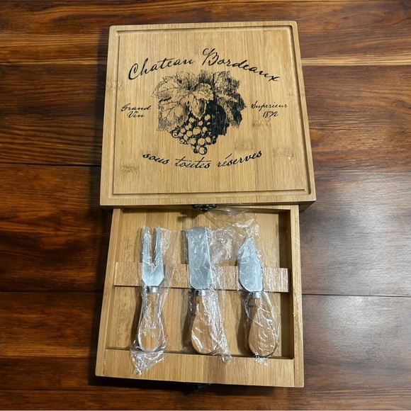 CHATEAU BORDEAUX CHEESE HOLDER W/PULL OUT DRAWER 3 UTENSILS - Picture 2 of 7